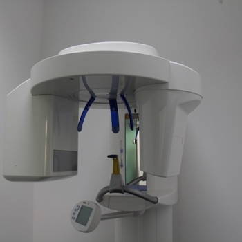 3D CT / OPG - Zařízení ORTHOPHOS XG 3D je určeno k pořizování dvourozměrných snímků a3D snímků (CT diagnostika). Použití: konzervativní stomatologie, endodoncie, protetika, parodontologie, chirurgie, implantologie, orální a maxilofaciální chirurgie, ortodoncie. - foto č. 18